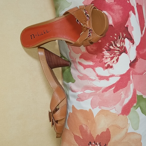 Nicole Miller tan sandal. Sz 7 - Picture 2 of 5